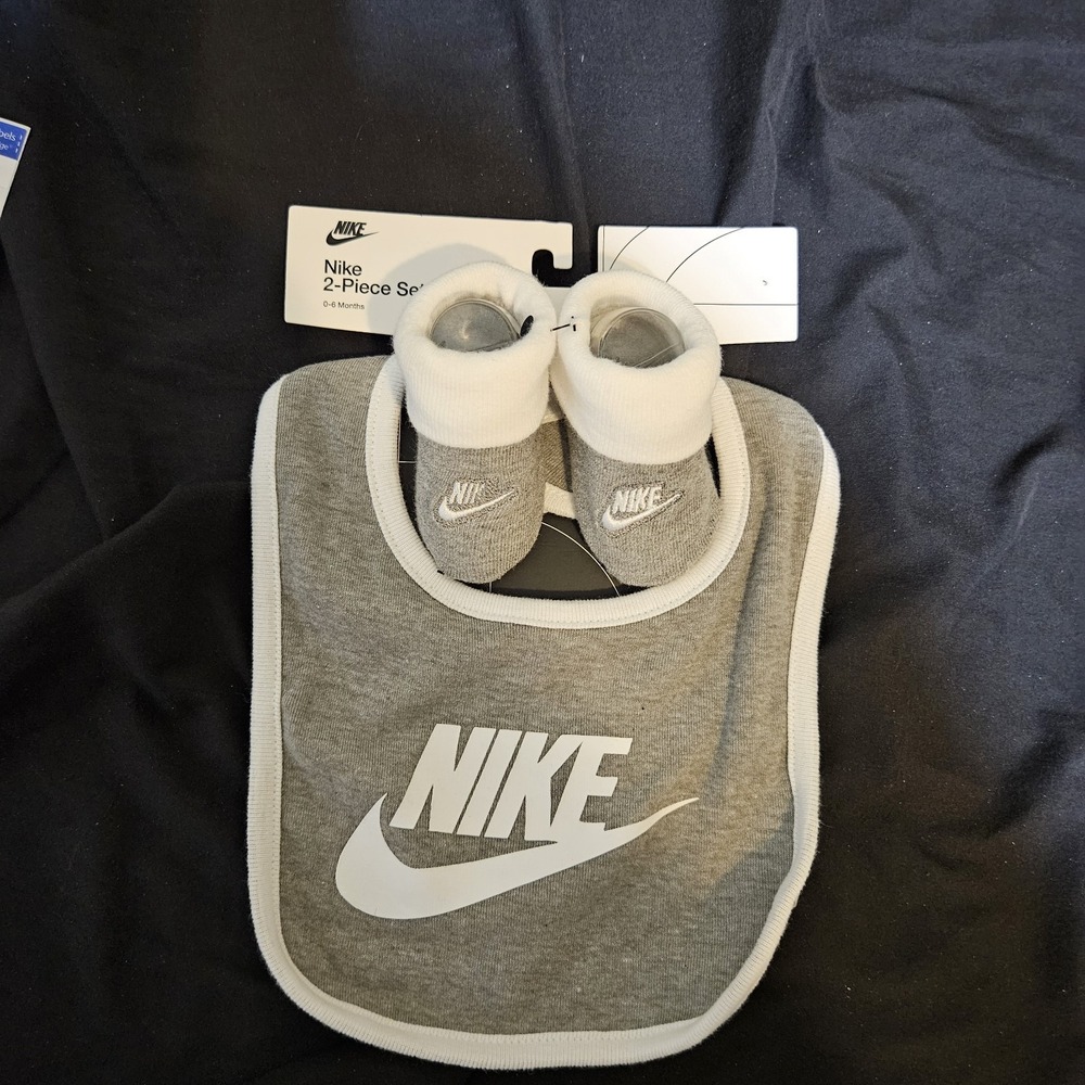 Nike Baby Bib & Booties 2 Piece Set Heather Grey LN0410-042 White 0-6 Months